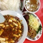 豚珍館 - 日替わり定食：麻婆豆腐、スープ、野菜炒め、肉団子、たくあん