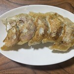 Shiyou Raiken - 餃子は大きいし皮が焼き面がパリ。反対は蒸しでもちと両方楽しめて良い