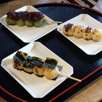 Mutsumiya - 団子、三種類を一本ずつ　よもぎ、いそべ、しょうゆ　味で値段が違います