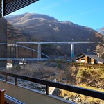 湯けむりの里 柏屋 - 山・川・歩道橋・鉄道橋を、露天風呂から一望出来るロケーションは、バスツアーのガイドさんからも高評価なんだそうです！絵に描いたような画角です！