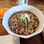 Nananii - ◯掛け蕎麦
                        汁は鰹出汁の効いてるのがハッキリと判る 醤油味で美味しい
                        七味を入れて味わいの締まりを楽しんだ 
                        
                        この汁にも何となく化調が入ってる様な気はするけど﻿
                        ほんの微量だと思われる