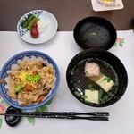 湯けむりの里 柏屋 - 夕食→鶏の五目ご飯とお吸い物