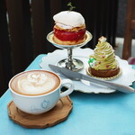 Petika sukemasacoffee - ピスタチオツリー（760円） アップルボム（740円） フラットホワイト（600円）