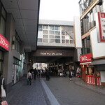 NIBOSHI MANIA - 東急スクエア横、東急の駅の下をくぐる