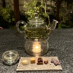 イチリン ハナレ - ★茶菓子　東方美人クッキー、白胡麻キャラメル、山椒ガトーショコラ、ピーカンナッツ、マカデミアンナッツ、スペインレーズン
      ★お茶　