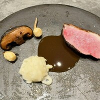 RESTAURANT SALT - 本日のお肉：鴨の胸肉の炭火焼き 玉ねぎと椎茸のソテー クアイの素揚げ 鴨のジュとマデラ酒のソース