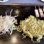 ぼてじゃこ - 豚串を焼きながら焼そばを焼く。
            
            我が家では最近『タコ焼そば』が人気。
            
            3人で食うので『大』を所望。
            
            
            