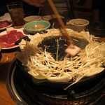 成吉思汗 ふじや - お店の人が焼いてくれます