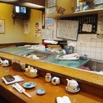 すし常 - お店はカウンター席のみ