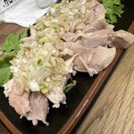 そば居酒屋吾妻奄 - ネギ塩胡麻油タレがやみつきの蒸し鶏