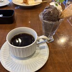 カフェレストラン亜詩麻 - ホットコーヒーとチョコレートジェラート