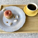 Leafis cafe ASAGAYA - りんごの薔薇タルト、ブレンド・コーヒー