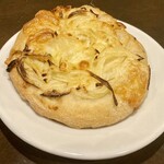 BARU 竹末 - 玉葱とモッツァレラのパン。(300円)