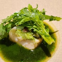 アニエルドール - ⑪炭火焼き九絵(長崎県五島列島産、林水産、5.5kg、7日熟成)、赤海鼠&春菊(島根県産)載せ、九絵コンソメ&春菊ピューレのソース添え
                    旬で脂がのり旨みもしっかり、手当てと仕込みのバランスも○