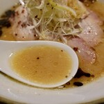 らぁめん鴇 - 味噌らぁめんのスープ