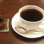 イデカフェ - 料理写真:今週のおすすめサイフォン・コーヒー(658円) この日はクリスマスブレンド+プチケーキチョコレート