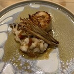 Akizuki - 函館産ホタテ、水分を取ったパリパリのエノキ、白子