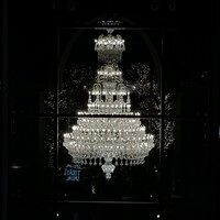喜福世 - 「Baccarat ETERNAL LIGHTS-歓びのかたち-」総数250灯のライトが紡ぎ出す世界最大級のシャンデリアの明かり、恵比寿ガーデンプレイスにて点灯しています。品良くてうっとり♡
