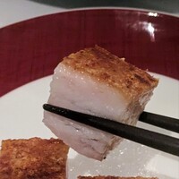 広東料理 センス - 豚肉の甘みを感じつつ水のようにサラサラした脂と、しっとり柔らかな弾力のあるお肉。
                絶妙な火入れと塩のみのシンプルな味付けによって豚肉の良い所だけが引き出された一品、胃もたれという概念がなくなる。