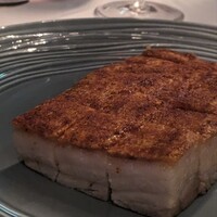 広東料理 センス - 皮付き豚バラの叉焼。3回にも渡る火入れ、成形と焦げ取りの工程を繰り返した叉焼。豚肉6kgのうち可食部は何と、このお写真の3個分のみなのだとか。