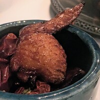 広東料理 センス - 手羽先に詰めた秋野菜 朝天辣椒と花山椒炒め。1日干した後に揚げることにより、手羽先は外はカリッと香ばしく、中は鶏の旨味がギュッと。ホクホクな銀杏と百合根の食感、甘塩っ気と辛味の効いたソースが堪らない。