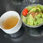 しろくろとりこ。 - サラダとコンソメスープ