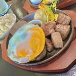 しろくろとりこ。 - ハンバーグ（目玉焼き乗せ）とコロコロステーキ
