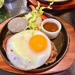 しろくろとりこ。 - 目玉焼き乗せハンバーグ