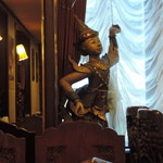 バンタイ - タイ料理店によくある人形　踊っているのか？