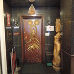 バンタイ - 重厚な玄関