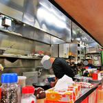 美華園 - カウンター越し