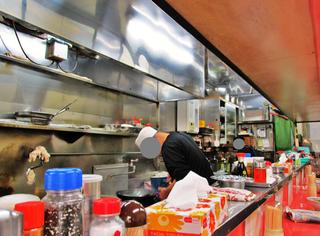 美華園 - カウンター越し