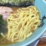 秀吉家 - 酒井製麺の中太麺。