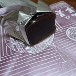 三ツ山羊羹本舗 - 渋い日本茶すすって、2回で食べてしまいましたー(((・・;)