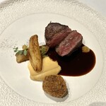 Le K - ⑬鹿肉のロースト、ブールノワゼットでローストした西洋ごぼう、ジュニパーベリーの洋梨コンフィ、鹿肉コロッケ、ジン入りフルボディーのソース