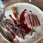 Ma langue sourit - ⑭燻製牛モモ、ビーツソース、ブラックカラント、エシャロットのタルト