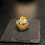 ESPLANADE Saarbrücken Boutique Hotel - ①サーモン、ポテト、黄色キャビアのタルト