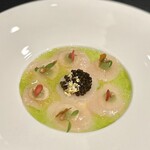 ESPLANADE Saarbrücken Boutique Hotel - ⑩ブルトン産聖ヤコブホタテのカルパッチョ 「N25カルーガハイブリッドキャビア」、無花果の葉オイル、グリーンアップル