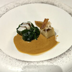 Le K - ⑫ホタテと菊芋、ポール・アン・ベッサン産の帆立貝とトリュフのミルフィーユをほうれん草で巻いたもの、様々な食感の菊芋、モーゼルウィスキーを混ぜ込んだホタテエキスの軽いクリームソース