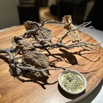 De Kromme Watergang - ①海藻の出汁から作ったクリスピーをオランダ産わかめのディップと共に