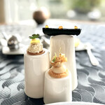 Restaurant Parkheuvel - ①根セロリクリームを包んだロールクッキー、チーズとオニオンのカナッペ、鶏皮のカナッペ