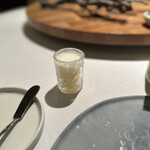 De Kromme Watergang - ②レモングラニテの昆布茶エスプーマ　ライム、ジンジャー、香草の水