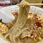 辛麺屋 桝元 - 麺リフト。