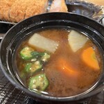 かつ富士 - 味噌汁一回目は野菜具沢山。お代わりの味噌汁はワカメとネギです。