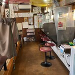 Nagaisanchi No Karaage - 店内入るとこんな感じ
                      見えない右側が調理場