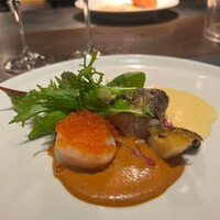 キャトルラパン - スズキと鮑、ホタテのソテー、イクラ添え