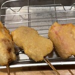 Kushikatsu Dengana - 牛串 140円。ふわふわ鶏つくね140円。ハムカツ 140円。