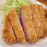 とんかつ 燕楽 - 別の日のロースカツ。ピンクの肉がきれい。
