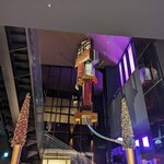 JAM17 DINING - 店舗の隣にあるJAM17 BARの装飾(新宿を表現したもの)