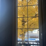 ル・シュバリエ - 窓から見える銀杏並木